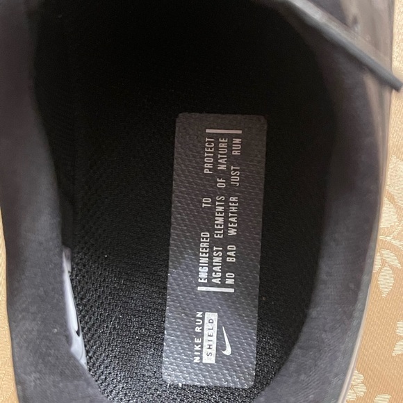Black Nike Run Shield - Picture 3 of 4